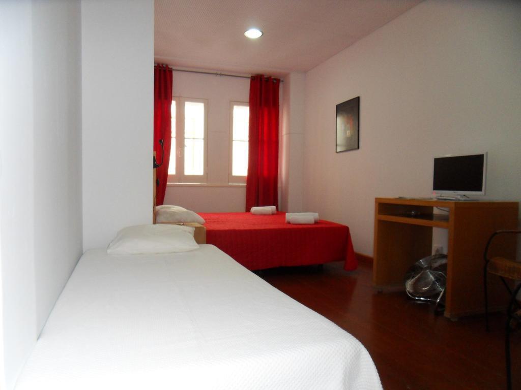Guest House Rooms In Bairro Alto Лиссабон Номер фото