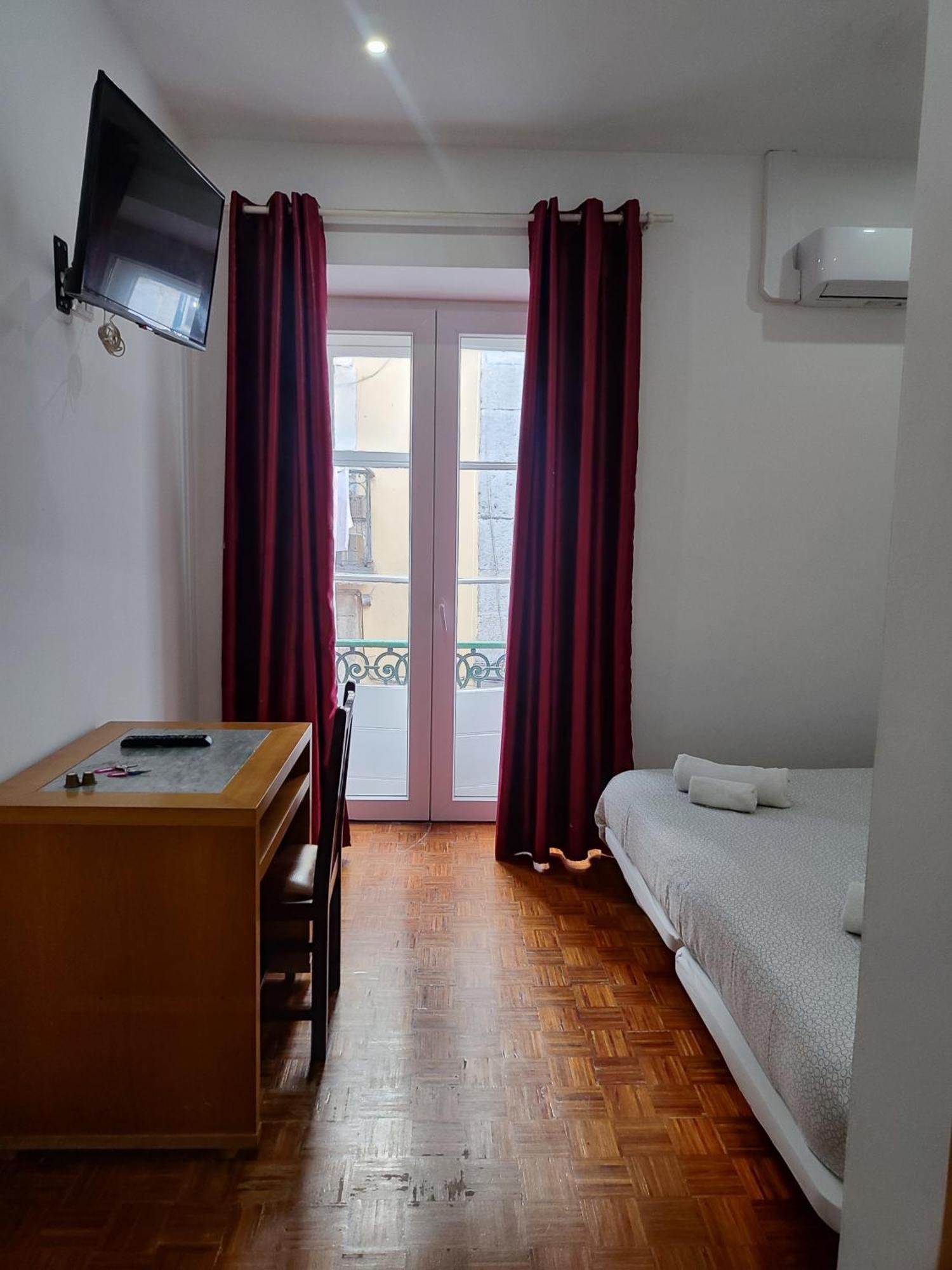 Guest House Rooms In Bairro Alto Лиссабон Номер фото