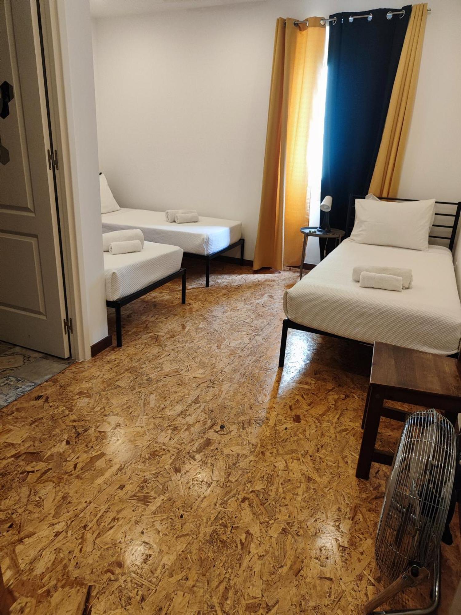 Guest House Rooms In Bairro Alto Лиссабон Номер фото